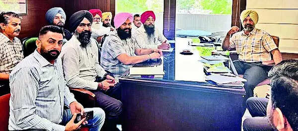 Taxi drivers welcome tax relief on tourist vehicles