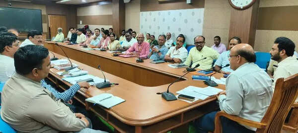 People upset as heatwave hours flouted at govt offices in North Karnataka