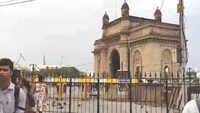 Mumbaikars enjoy pre-monsoon showers at Gateway of India 