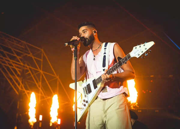 ​​​A foggy night, a sea of fans: AP Dhillon’s Jaipur finale hits all the right notes