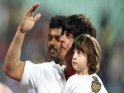 AbRam helps Shah Rukh Khan promote 'Raees'