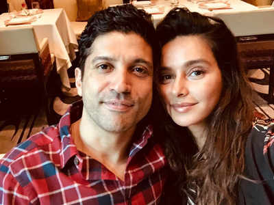 Farhan Akhtar cheers for girlfriend Shibani Dandekar at Payal Singhal's fashion show