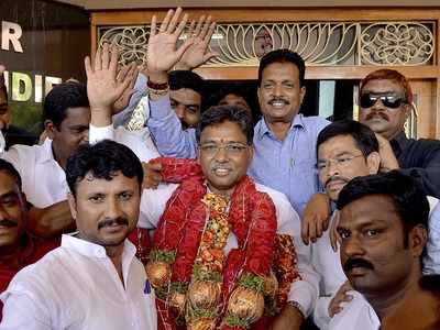 Karnataka by-poll results: Congress leaders credit Bellary win to state leader DK Shivakumar; BJP did not exert itself