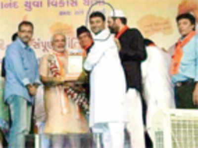Cong rebuttal to Vadra CD: Pics of Modi with ‘hawala kingpin’