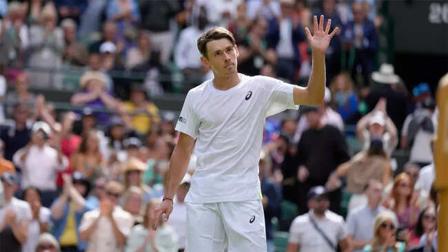 Rock-solid De Minaur beats British wildcard Broady to reach Wimbledon last 16