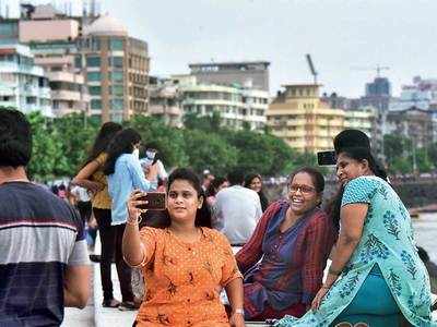 Walkers on Marine Drive putting more lives at risk by not wearing masks; BMC says 45% strollers Covidiots