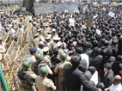 Cops left to fend for themselves in lathi