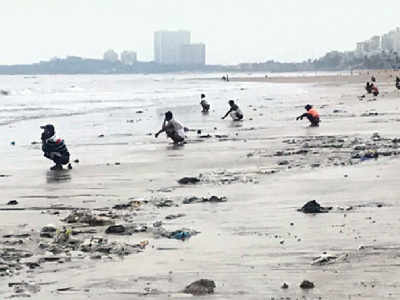 Clean Up marshals given extra hour’s duty at Juhu beach