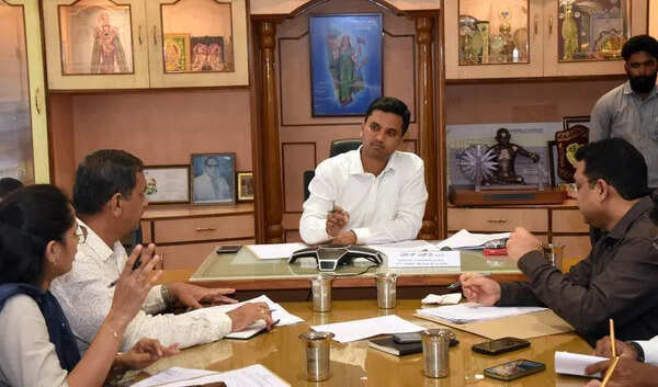 Encroached footpaths and UGD discussed at MCC phone-in programme