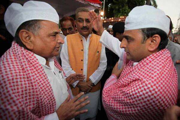 Humour: Mulayam Singh Yadav sends DVD of Baghban to Akhilesh Yadav to emotionally manipulate him