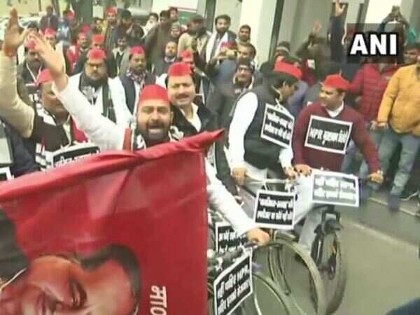 Lucknow: Akhilesh Yadav flags off cycle march to Vidhan Sabha