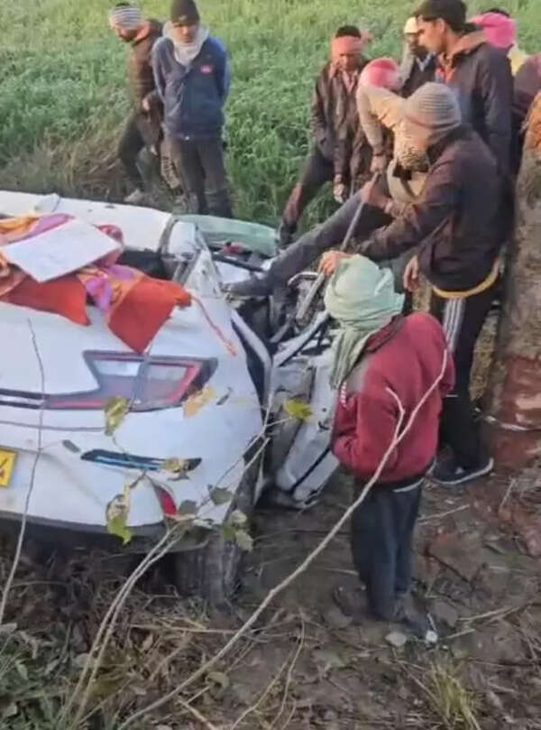 3 killed, 2 hurt as car falls intopit after hitting a tree in Etah