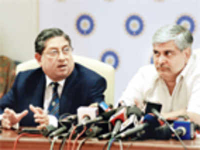 No one in BCCI to take on Srini, rues Manohar