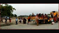 UP: Migrants create ruckus after being stopped from travelling in a truck 