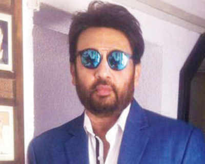 Two political outfits stage protests at Shekhar Suman's house in Mumbai and outside his hotel and play in Indore after an online altercation; threaten his family
