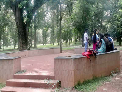 No fixers for Cubbon Park’s broken shelter