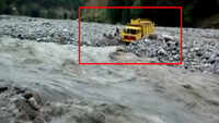 On cam: DDMA rescues people stuck in Beas River in Kullu 