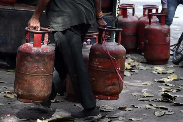 Marked ‘delivered’, but not received: Domestic LPG cylinder users allege ghost deliveries, OTP lapses block fresh refills