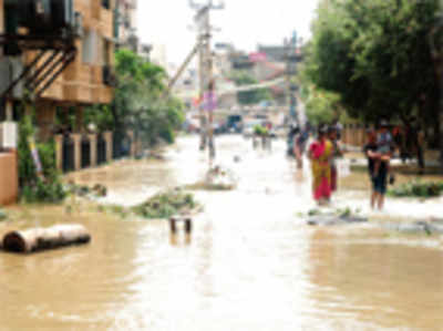 200 stranded as lake overflows