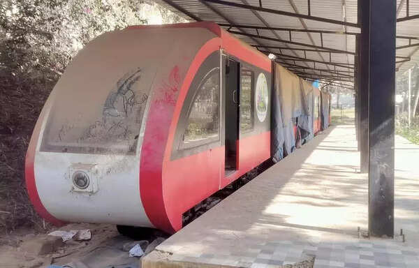 Toy train at MG Park neglected and damaged