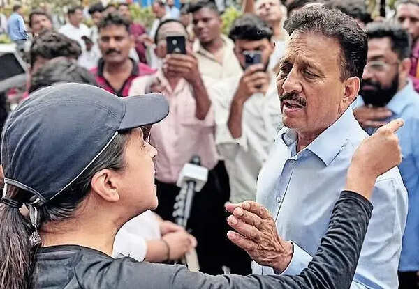 Citizens, activists praise Worli lady who confronted roadblock by BJP rallyists