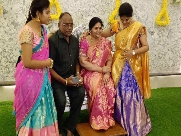 Karnataka: Man fulfils last wish of late wife, brings her life-size statue for house warming ceremony