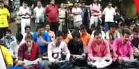 WB: BJYM workers recite Hanuman Chalisa on road in Howrah, traffic movement halted 