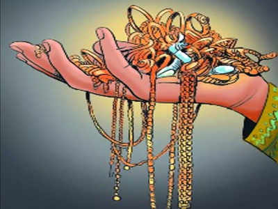 Woman held for stealing Rs 1cr worth jewellery from Juhu flat