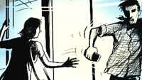 Woman confronts snatcher in Delhi's Rohini, gets phone back 