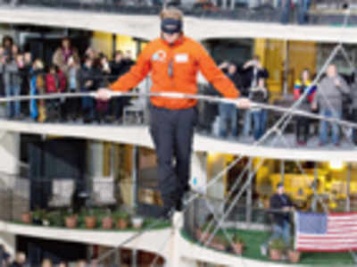 US daredevil completes tightrope walk