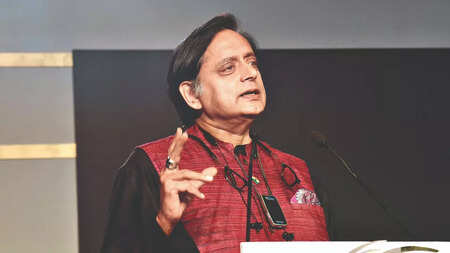Rahul Gandhi shouldn&rsquo;t be projected as PM candidate: Shashi Tharoor