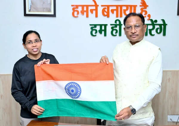 Chhattisgarh climber conquers Everest, survives deadly descent; CM Sai extends support