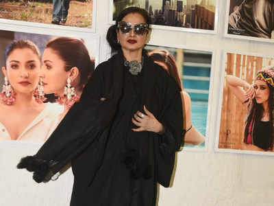 Watch: When Rekha accidentally posed with Amitabh Bachchan