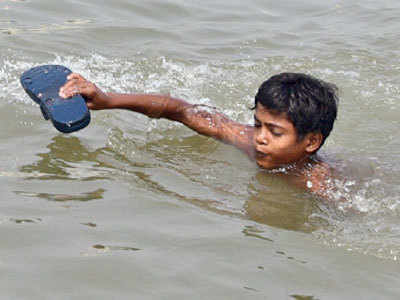 For Rs 20, 11-year-old Afzal Shaikh dives to fish out footwear Haji Ali devotees lose to tide