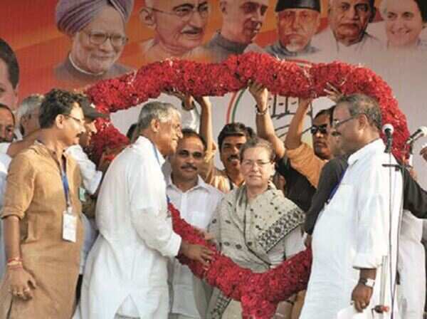 Arrogant forces running amok in Bengal, warns Sonia