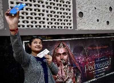 Padmaavat Box Office Collection Day 7: Deepika Padukone, Ranveer Singh and Shahid Kapoor's film continues to amaze audiences