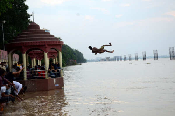 IITian walks across Ganga to chronicle life by the river