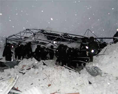 Five soldiers saved after avalanche die