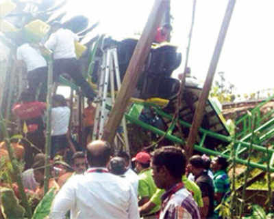 4 hurt as roller-coaster ride derails