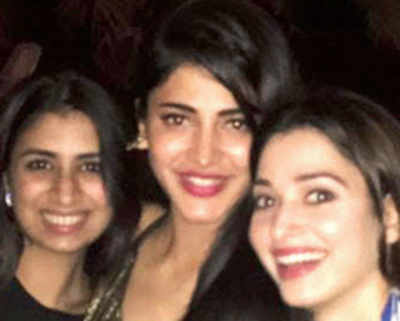 Shruti Haasan brings in her 31st birthday at father Kamal Haasan's Chennai home with friends and family