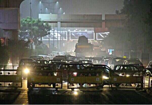 Farmers block lanes, Chilla border sealed