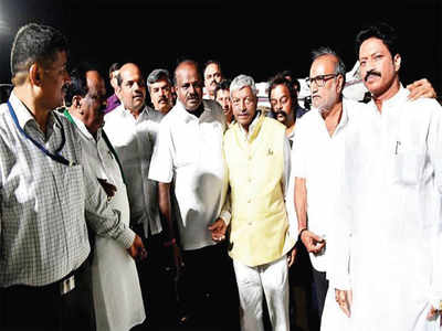 Karnataka crisis: Berth pangs: All Congress,JD(S) ministers quit