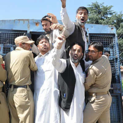 Mirwaiz arrested, prevented from visiting Shopian