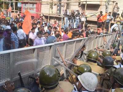 ABVP activists' protest march, over attack on Union Minister Babul Supriyo, stopped by police