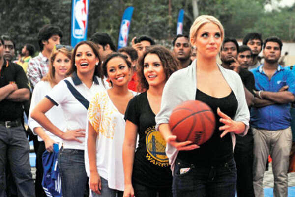 Robert Horry dunk entertain Delhi