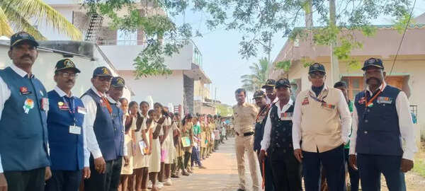 Veteran vigil: Ex-servicemen guard SSLC exams in Gadag district’s centres