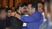 Throwback! When Salman Khan and Shah Rukh Khan hugged each other at  Baba Siddique’s Iftar party 