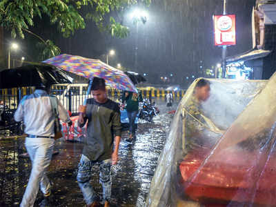 Thundershowers lash South Mumbai on Thursday evening; Rain in Colaba, Dadar, Lower Parel
