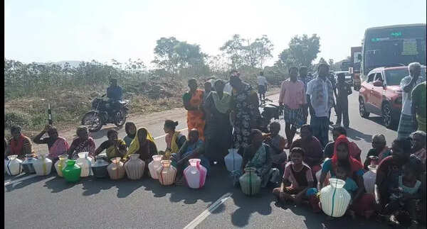 Trichy villagers block highway over erratic water supply