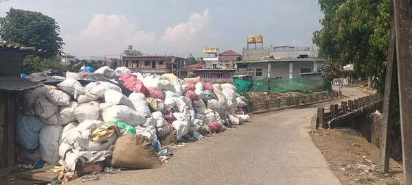 Garbage piles up in Gonikoppal as waste disposal stalls